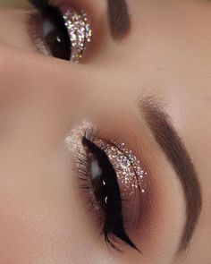 Machiaj Smokey Eyes, Quince Makeup, Carnaval Make-up, Eye Makeup Glitter, Quinceanera Makeup, Glittery Eye Makeup, Maquillage Yeux Cut Crease