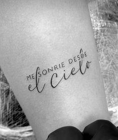 a woman's leg with a tattoo that reads, mesonie desde el cielo