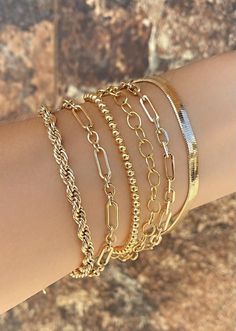 Pulsera Dorado Joyeria Collar aesthetic Perla Inspo Inspiration Jewelry OOTD Model Anillo Collar Choker Pulsera Hand Jewelry Rings, Gold Jewels Design, Trending Bracelets, Casual Jewelry, Jewelry Fashion Trends