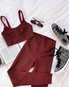 Leggings Flatlay, Outfit Sporty, Business Pictures, Activewear Brands, Gym Outfit, Fitness Goals, Sport Outfits, Two Piece Pant Set