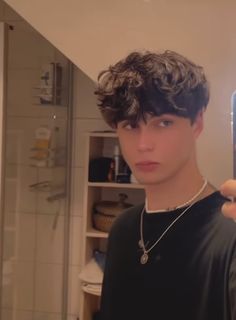 Medium Messy Haircuts Men, Messy Hair Boys Aesthetic, Tik Tok Fringe Hairstyle Men, Loose Wave Perm Men, Messy Perm Men, Types Of Perms Men, Curly Fringe Hairstyles Men, Tiktok Fringe Hair Men, Wavy Messy Hair Men