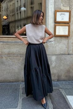 Stockholm Fashion Skirt, Silk Maxi Skirt Outfit Dressy, Long Black Tiered Skirt Outfit, Skirt Outfits Flowy, Black Skirt Long Outfit, Big Skirt Outfit, Poplin Skirt Outfit, Cool Modest Outfits, Black Tiered Skirt Outfit