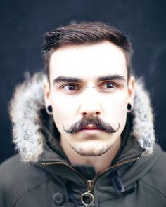 No es necesaria una gran barba. Moustache Style, Philtrum Piercing, Moustaches Men, Handlebar Mustache, Beard Boy, Mustache Styles, Estilo Hipster, Moustaches