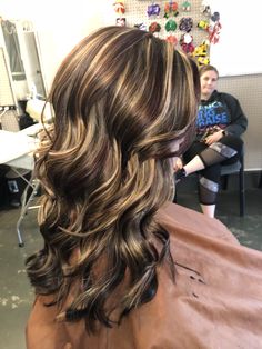 Chunky Brunette Balayage, Black Caramel Highlights, Blonde Highlights Streaks, Multi Colored Highlights On Dark Hair, Chunky Carmel Blonde Highlights, Curled Hair With Highlights, Caramel Highlights Aesthetic, Chunky Brunette Highlights, Different Kinds Of Highlights