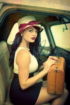 Classic Rockabilly girl, different from the usual, tattooed, rock and roll, short dress rockabilly girls. Vintage Senior Pictures, Moda Pin Up, Idda Van Munster, Fashion Fotografie, Pin Up Vintage, Rockabilly Girl, Model Pose, Rockabilly Style, Cooler Look