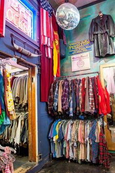 Thrifting Thrift Store Organization, Vintage Clothing Store Aesthetic, Thrifty Aesthetic, Vintage Store Aesthetic, Cool Stores, Trend Outfits, Thrift Store Fashion, A Clothing Store