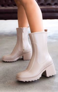 Chic Rain Boots, Aesthetic Rain Boots, Fashionable Rain Boots, Raining Boots Outfit, White Rain Boots Outfit, Short Rainboots Outfit, Rainy Boots Outfit, Rain Boots Outfit Fall, Portland Aesthetic