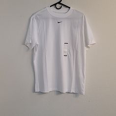 Wonderful Nike Tee Shirt White Loose Fit Size S Brand New Never Worn. Nike Basic Relaxed Fit Tops, Nike Basic Tops With Relaxed Fit, Nike Relaxed Fit Shirt For Spring, Nike Short Sleeve Relaxed Fit Shirt, Nike Relaxed Fit Short Sleeve Shirt, White Nike Tops For Spring, Nike Spring Short Sleeve Tops, Nike Short Sleeve Tops For Spring, Nike Basic Tops For Spring