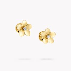 With the Wild Flower Mini Earrings, Graff presents a fresh vision of the Wild Flower collection that is as golden as the sun’s rays illuminating an English garden. Crafted with carefree charm and a wild touch in 18 carat yellow gold, each sculptural petal is uniquely rendered to burst with life and polished to a high shine to reflect the light, with a single Graff diamond set at the heart of each flower, accentuating the stylish simplicity of the design. The Wild Flower collection is an invitati Large Diamond Stud Earrings, Large Diamond Rings, Yellow Diamond Earring, Graff Diamonds, Flower Diamond Ring, Round Diamond Earrings, Pave Diamond Earrings, Diamond Earrings Studs Round, Flower Collection