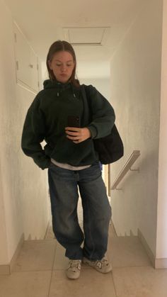 Green Hoodie Outfit, Pakaian Hipster, Tomboy Stil, Tomboy Outfit, Baggy Outfit Ideas, Shotting Photo, Trendy Outfits For Teens, Tomboy Outfits, Tomboy Style Outfits