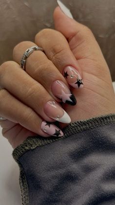 Maddy Perez Inspired Nails, New York Nail Ideas, Almond Nails Designs White, Star Nails Almond, Nails Almond Winter, Black And White Star Nails, Black Almond Nails, Concert Nails, Daisy Acrylic Nails