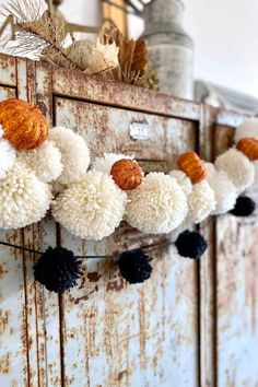 DIY Halloween pom pom garlands with pumpkins Diy Halloween Garland, Fall Decor On A Budget, Garland Tutorial, Fall Decor Diy Crafts, Boho Halloween, Diy Halloween Decor, Pom Garland, Halloween Tattoo