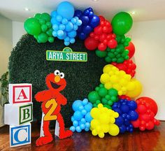 the sesame street balloon arch is decorated with balloons