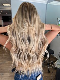 Platinum Beige Blonde Hair, Blond Bolyoge, Beige Blonde Babylights, Blonde Hair Brown Roots, Brown Roots Blonde Hair, Beige Blonde Hair Color, Blonde Babylights, Baylage Hair, Beige Blonde Hair