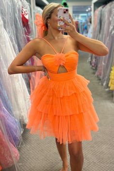 Elevate your style for homecoming or any dance with our Orange Cutout Ruffle Tiered Dress! The sweetheart neckline and spaghetti straps accentuate your figure, while the A-line ruffle tiered skirt adds a touch of whimsy. Stay comfortable and chic with the cutout design and short length. Complete your look with the delicate rosette detail.#shortformaldresses#schooleventdress#holidaydress#graduationdress#cocktaildress#homecomingdress#hocodress Maternity Bridesmaid Dresses, White Homecoming Dresses, Tulle Homecoming Dress, Mismatched Bridesmaid Dresses, Blue Homecoming Dresses, Girls Pageant Dresses, Short Homecoming Dress, Short Bridesmaid Dresses, Pageant Dresses