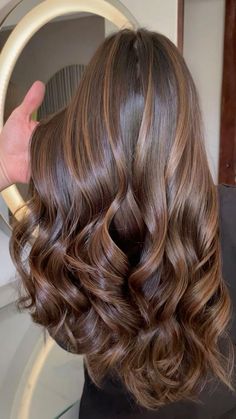 Brown Hair Looks, Brown Hair Inspo, Summer Balayage, Brunette Hair With Highlights, Hair Streaks, Hairstyle Inspo, Brown Hair Balayage, Highlights Brown Hair, Hair Stylies