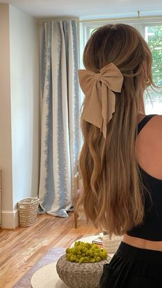 Long bronde hair with highlights and a pink bow Homecoming Bows For Hair, Hoco Hair With Bow, Adult Bow Hairstyle, Half Up Half Down Hair With Bow, Long Hair With Bow, Hair Styles With Bow, Long Bronde Hair, Cute Bow Hairstyle, Model Hairstyles Woman