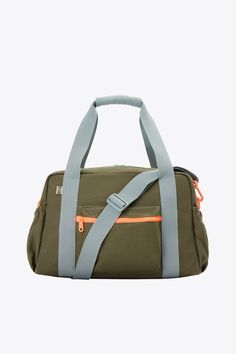 BÉIS 'The Kids Duffle' in Olive - Kids Travel Duffle Bag & Sleepover Bag in Olive Green Pink Luggage, Sleepover Bag, Family Vacay, Work Accessories, Washable Markers, Travel Duffle Bag, Kids Travel, Luggage Covers, Travel Duffle