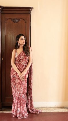 Indian Saree Look, Boho Saree, Poses In Saree, Priyanka Arul Mohan, Priyanka Mohan, Georgette Saree With Blouse