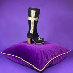 Show -stopping top tier Geezer Butler worthy vintage 1970s super stacks. Soft black suede contrasted with shiny gold leather crucifix and fleur de lis emblems and matching middle stack. Beautifully crafted boots with real wooden heel and cleverly sculptured shape. Iconic boots fit for 70s Black Sabbath- see pics of Geezer in similar designs! A rare collector's piece of fashion history that you won't find again. Would best fit UK 6 / EU 39 / US Women's 8 / US Men's 6.5 approx. Please refer to mea Mens Heels, Suede Platform Boots, 70s Glam Rock, Geezer Butler, Weird Style, 70s Glam, Boots Fit, Men In Heels, Platform Wedges Shoes