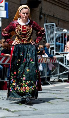 Costume di Maragalagonis Spain Culture Traditional Dresses, Folklore Fashion, Spain Culture, Traditional Attire