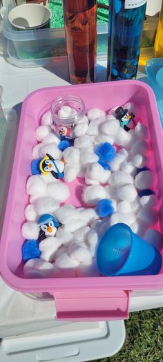 sensory play Pom Pom Sensory Bin, Penguin Sensory Bin, Kinetic Sand Sensory Bin, Koala Room, Christmas Sensory Bin, Homemade Sensory, Winter Sensory Bin, Winter Theme Preschool, Group Crafts