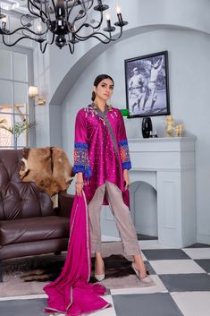 luxury pret Pakistani Party Wear Dresses, Designer Summer Dresses, Pakistani Party Wear, Pakistani Designer Suits, Summer Lawn, Hijab Styles, Ladies Clothing, Lawn Suits, Pakistani Designers