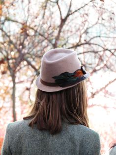 * Materials: This beautiful hat is made with high quality beige wool felt. The hat is decorated with rooster feathers and brown grosgain ribbon ( 100 % cotton) . This hat is so warm and chic , perfect for autumn and winter. *Product info: The felt capeline is stiffened with felt stiffener ( no smell ). It can be made in different sizes. If you want to customize this item or you want another color that do not appear in the *variations box * contact with me . It will be my pleasure to create a cus Brown Fur Felt Top Hat For Winter, Winter Feathered Flat Brim Felt Hat, Winter Felt Hat With Feathers And Flat Brim, Brimmed Winter Fedora With Feathers, Brown Fedora Hat With Feathers, Winter Feathered Brimmed Felt Hat, Brown Felt Hat With Feathers And Curved Brim, Brown Feather Trim Hat For Fall, Curved Brim Fedora With Feathers For Fall