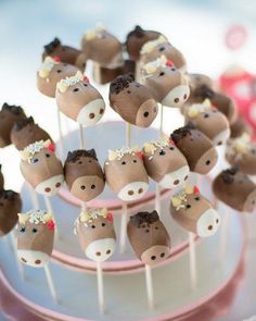 there are many cake pops that look like horses on the plate and in the shape of heads