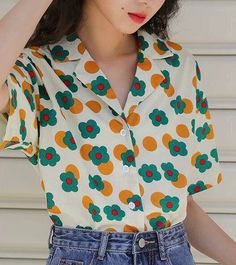 Trendy Green Floral Print Shirt, Retro V-neck Summer Shirt, Cute Collared Summer Shirt, Cute Collared Shirt For Summer, Trendy Summer Shirt With Retro Print, Green Short Sleeve Tops With Retro Print, Green Retro Print Short Sleeve Tops, Spring Casual Shirt With Retro Print, Short Sleeve Shirt With Retro Print For Spring