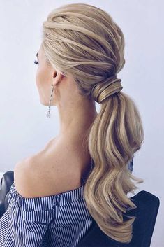 Prom hairstyles are supposed to be elegant and sophisticated because this occasion is quite formal. But no one cancels the necessity to follow the newest trends. So, we have a gallery where you can find it all. We have found popular and chic formal hairstyles for your inspiration. #hairstyles #promhairstyles #longhairstyles Elegant Ponytail, Asymmetrical Hairstyles, Wedding Hairstyles Bride, Natural Afro Hairstyles, Best Wedding Hairstyles, Prom Hairstyles For Long Hair, Funky Hairstyles, Fringe Hairstyles, Penteado Cabelo Curto