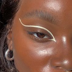 Gel Liner Looks, Graphic Liner Black Women, Elongated Eye Makeup, Simple Unique Makeup Looks, Line Art Makeup, Unique Eyeliner Looks, Creative Eyeliner, White Eye Makeup, Futuristic Makeup