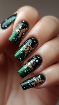 Try this ultra-elegant Christmas nail design with emerald green, gold leaf detailing, and sparkling snowflakes for a sophisticated festive vibe. Emerald Sparkle Nails, Green Gold Nails Christmas, Green And Gold Sparkle Nails, Emerald Green Sparkle Nails, Green And Gold Acrylics, Dark Green Nails Designs Gold, Gold And Green Christmas Nails, Green And Gold Nails Christmas, Gold Christmas Tree Nails