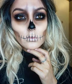 Fantasy makeup Half Skeleton Face, Makijaż Sugar Skull, Skeleton Face Makeup, Makeup Karakter, Make Up Diy, Makeup Zombie, Fantasy Make-up, Halloweenský Makeup, Halloween Make-up Looks