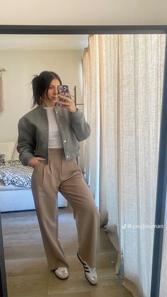 Outfit Con Pantalon Beige, Seattle Aesthetic Outfit, Cool Style Outfits, Contrast Outfit, Wide Leg Trousers Outfit, Cute Professional Outfits, Outfits For Mexico, Look Adidas, Zara Outfit