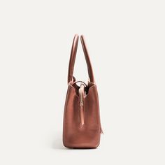 Découvrez notre sac shopping Emy, un véritable bijou en cuir pleine fleur lisse et grainé. Avec son allure élégante et sa fonctionnalité surprenante, ce sac est un accessoire indispensable pour les femmes actives. Doté de nombreux rangements intérieurs intelligemment conçus, le sac Emy vous permet de garder tous vos objets du quotidien organisés et facilement accessibles. Et sa taille suffisamment généreuse mais compacte vous permet d’emporter tout ce dont vous avez besoin pour votre journée de Elegant Everyday Luxury Bag With Smooth Grain, Elegant Cognac Satchel For Daily Use, Classic Bags With Smooth Grain For Everyday Luxury, Classic Everyday Luxury Bag With Smooth Grain, Chic Everyday Luxury Bags With Smooth Grain, Classic Smooth Grain Bag For Everyday Luxury, Luxury Leather-lined Tote Satchel, Leather Satchel For Everyday Luxury, Cognac Saffiano Leather Bag With Double Handle