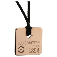 Elevate your style to new heights with the Louis Vuitton Dog Tag Square Pendant Necklace—a luxurious blend of tradition and modernity. Crafted from 18k rose gold, this exquisite pendant hangs from an adjustable string necklace, offering a contemporary twist on the classic dog tag design. Gold Dog Tag, Square Pendant Necklace, String Necklace, Dog Tag Pendant, Funky Jewelry, Square Pendant, Tag Design, Vintage Louis Vuitton, Dog Tag