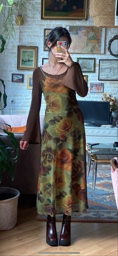 Autumn fall flower dress whimsy goth practical magic witch aesthetic style Earthy Color Outfits, Dark Earthy Outfits, Haircut Selfie, Photo Hijab, Wardrobe Revamp, Cold Fashion, Estilo Hippy, Mode Hippie, Cute Hairstyle