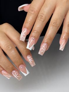 French Tip Acrylic Nails For Christmas, Baddie Nail Designs Square, Basic Xmas Acrylic Nails, Christmas Nail Sets White, Medium Acrylic Nails Christmas, Shorties Nails Square Winter, Christmas Nail Inspo French Tip, Short Square Acrylic Christmas Nails, Christmas Nails Medium Length Square