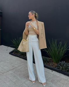 Minimalist Outfits Women Street Styles, Rich Elegant Outfit, Elegant Looks Outfits, Elegant Look Classy, Rich Looking Outfits, Look Elegante Casual, Outfit Chic Elegant, Sundays Best Outfits, Outfits With White Pants