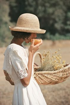 Era Victoria, Editorial Vogue, Saul Leiter, Vogue Editorial, Lack Of Color, Photographie Portrait Inspiration, Tim Walker, Peter Lindbergh, Boater Hat