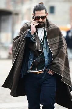 Layers Estilo Hipster, Der Gentleman, Emmanuelle Alt, Boho Men, Ray Ban Wayfarer, Mens Fashion Blog, Ray Ban Aviator, Mens Fashion Urban, Lenny Kravitz