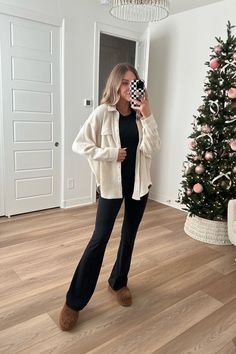 Legging Thanksgiving Outfit, Cute Comfy Fall Outfits Leggings, Cream Waffle Shirt Outfit, Oversized Flannel With Leggings, Comfy Casual Thanksgiving Outfit, Holiday Comfy Outfits, Ath Leisure Outfits Women, Simple Christmas Outfits Casual, Cute But Cozy Outfits