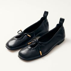 Bailarinas de cuero negro con elástico
La Rosalind es una bailarina con punta cuadrada y suela flexible. Confeccionada en cuero negro, este par está diseñado con una parte trasera elástica que brinda un estilo moderno. El lacito delicado en la parte superior actúa como un cordón para que puedas ajustarlo a tu gusto. Black Leather Ballet Flats, Sustainable Leather, Black Ballet Flats, Fragrance Gift Set, Leather Ballet Flats, Goat Leather, Ballet Flat, Beauty Bag, Socks And Hosiery