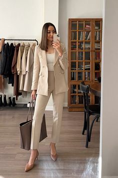 Business Formal Outfit, Outfit Formal Mujer, Corporate Attire Women, Conference Outfit, Stylish Office Wear, Attorney Outfit, Interview Outfits Women, Business Dress Women, Corporate Baddie