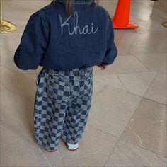 Mira lo bien que combina el vaquero la pequeña Khai. ¡Ya es toda una ‘mini fashionista’! Khai Hadid Malik, Khai Malik, Gigi Hadid And Zayn Malik, Gigi Hadid And Zayn, Zayn Malik Photos, Gigi Hadid Outfits, Famous Kids, Canadian Tuxedo