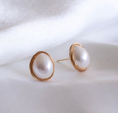 This Round Pearl Earrings is a refined piece to enhance any jewelry assortment. Crafted from gleaming freshwater pearls and intricately encased in 14k gold-filled hoops, these earrings radiate an enduring allure and polished elegance. These 14k Gold Filled Elegant Earrings with their timeless style and flawless workmanship, easily enhance any outfit, whether it's for a relaxed day out or a night of sophistication. Their adaptable sophistication render them a must-have piece for any event, bringing a hint of subtle luxury to your appearance. Each pair of these Freshwater Pearl Studs Earrings is meticulously made, ensuring a unique and personalized touch to every piece.  Whether you're treating yourself or surprising a loved one, these stunning 925 Silver Round Pearl Earrings are a timeless Fine Jewelry Oval Pearl Earrings Gift, Timeless Hallmarked Earrings As Gift, Chic Gold-plated Pearl Earrings For Gift, Elegant 14k Gold-filled Pearl Earrings For Formal Occasions, Round Pearl Earrings, 14k Yellow Gold-filled Round Pearl Earrings, Hypoallergenic 14k Gold-filled Round Pearl Earrings, Elegant Pearl White 14k Gold-filled Pearl Earrings, Natural Pearl Earrings