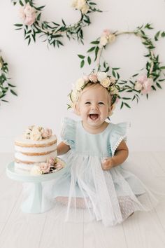 Baby Cake Smash, 1st Birthday Photoshoot, First Birthday Pictures, Robes D'occasion, 1st Birthday Cake Smash, Smash Cake Photoshoot, Decoration Photo