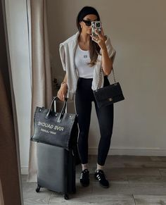 Travel in ultimate comfort without sacrificing style. These 15 chic and comfy airport outfits are perfect for your next flight. #AirportOutfitComfy #ChicTravelOutfit #FlightOutfit Casual Flight Outfit, Flight Outfit Ideas, Airport Style Comfy, Outfits For The Airport, Airport Outfit Comfy, Outfit Ideas Stylish