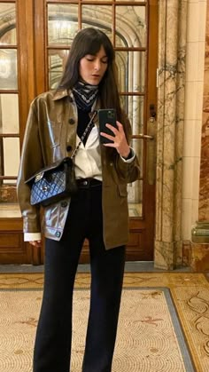 Fashion In Barcelona Street Style, New York Style Women, Casual Date Night Outfit Fall 2023, Riding Boots Outfit 2024, Leia Sfez Style, 90s Italian Fashion, Western Hippie Fashion, Leia Sfez, 70 Style